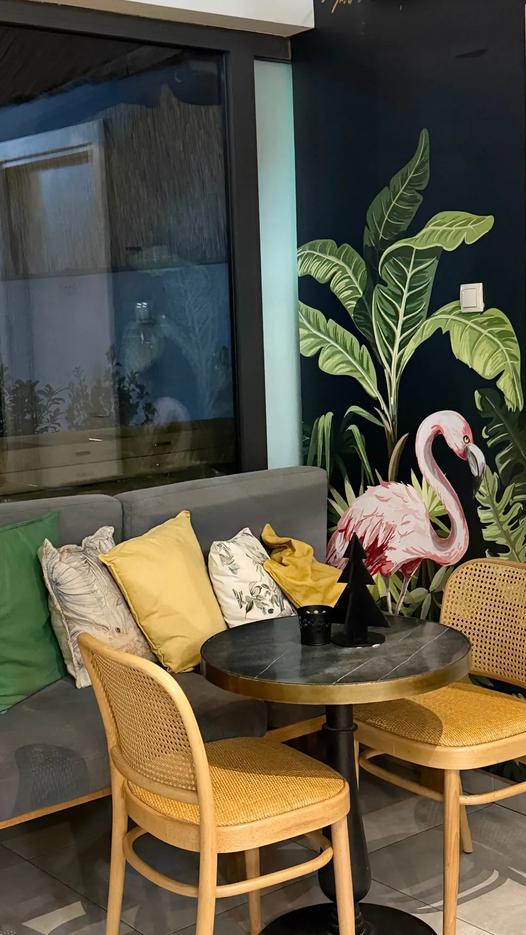 Liberté sofa i mural flaminga