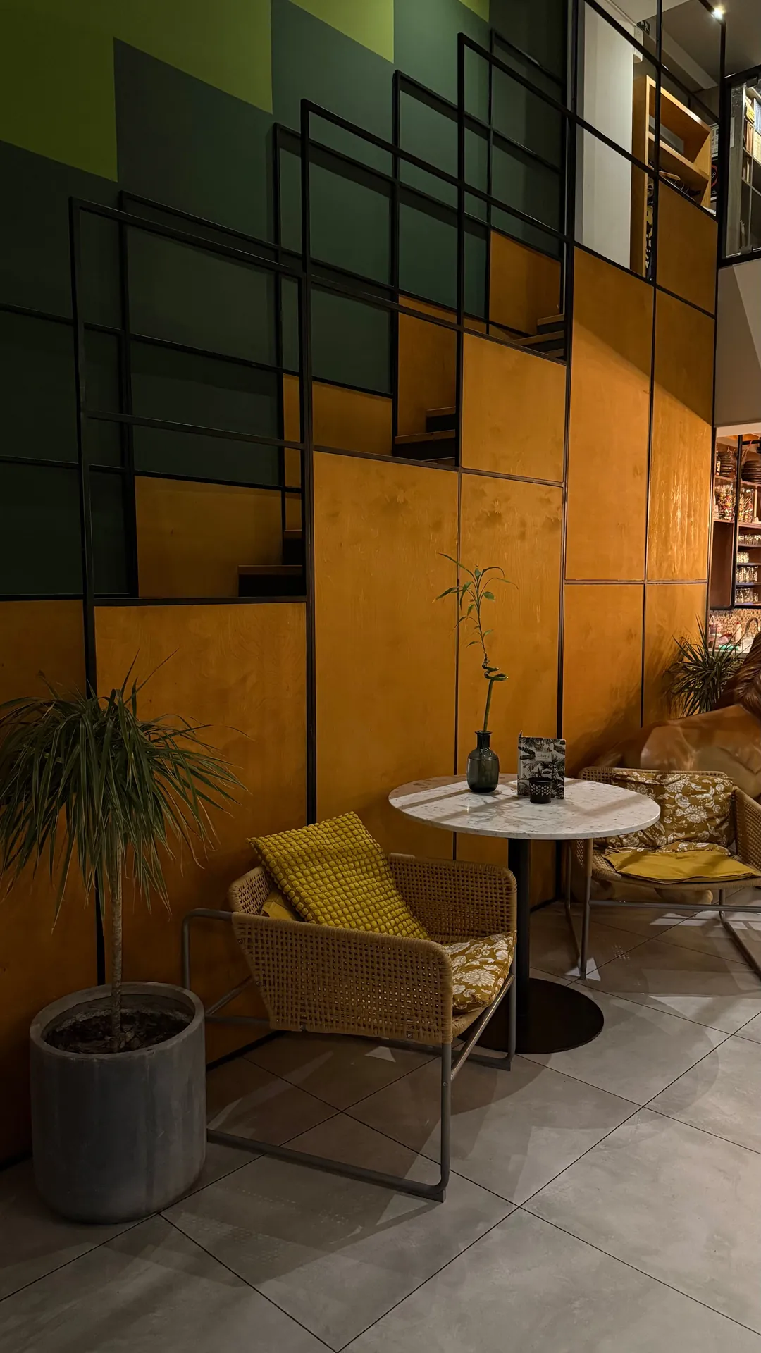 Kafić – lounge kutak u toplim tonovima